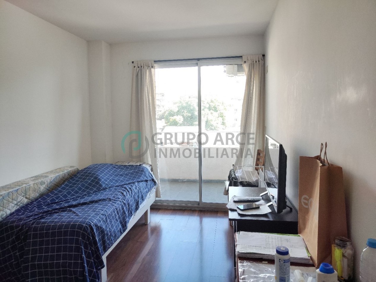 Venta departamento de 1 dormitorio contrafrente en Lourdes