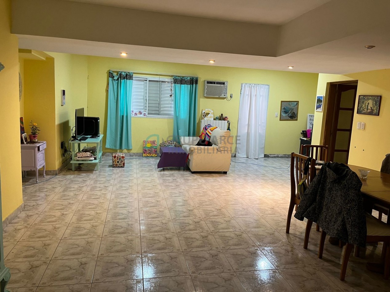 Casa + 2 locales a la VENTA pleno centro Galvez