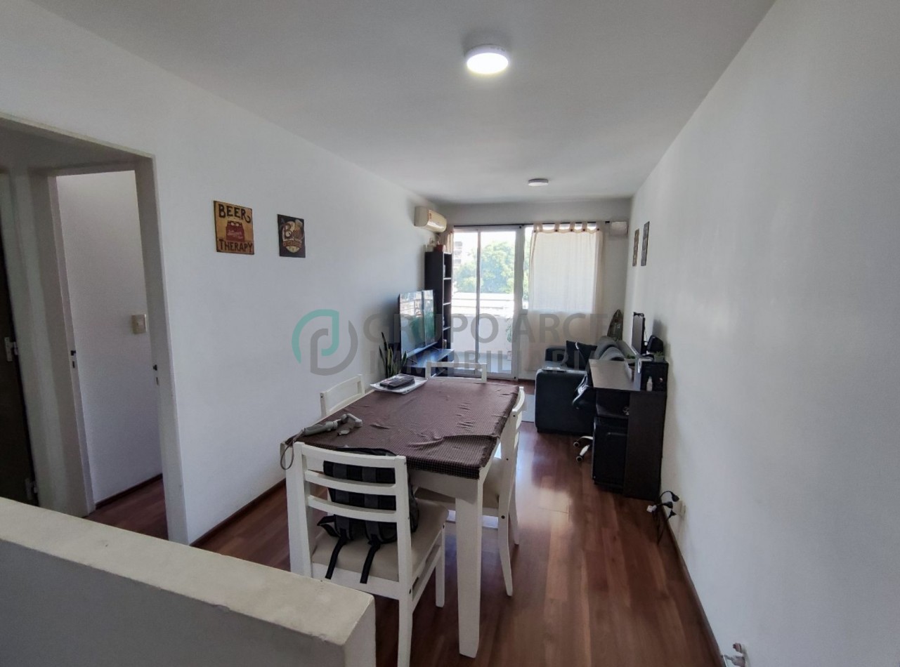 Venta departamento de 1 dormitorio contrafrente en Lourdes