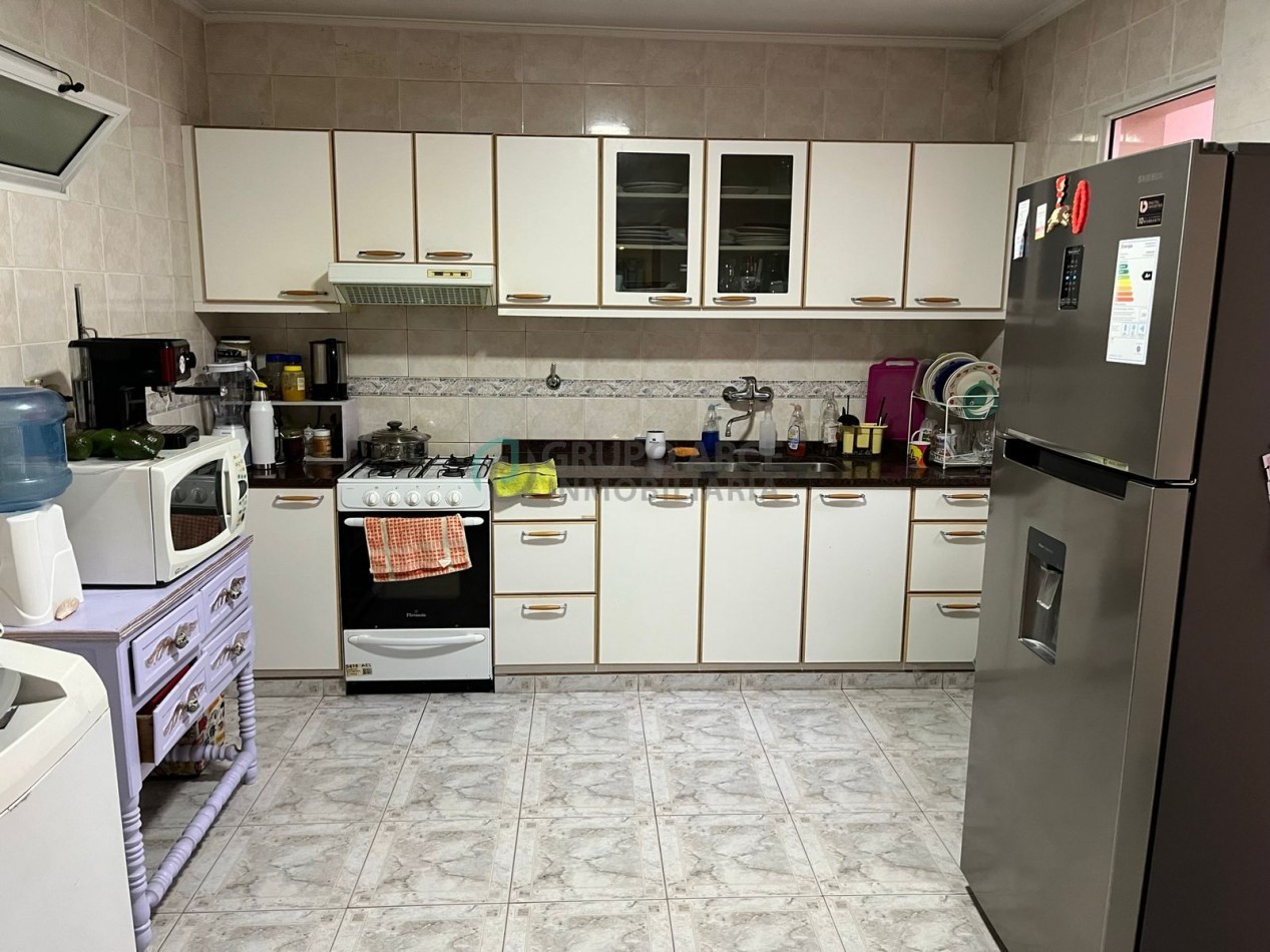 Casa + 2 locales a la VENTA pleno centro Galvez
