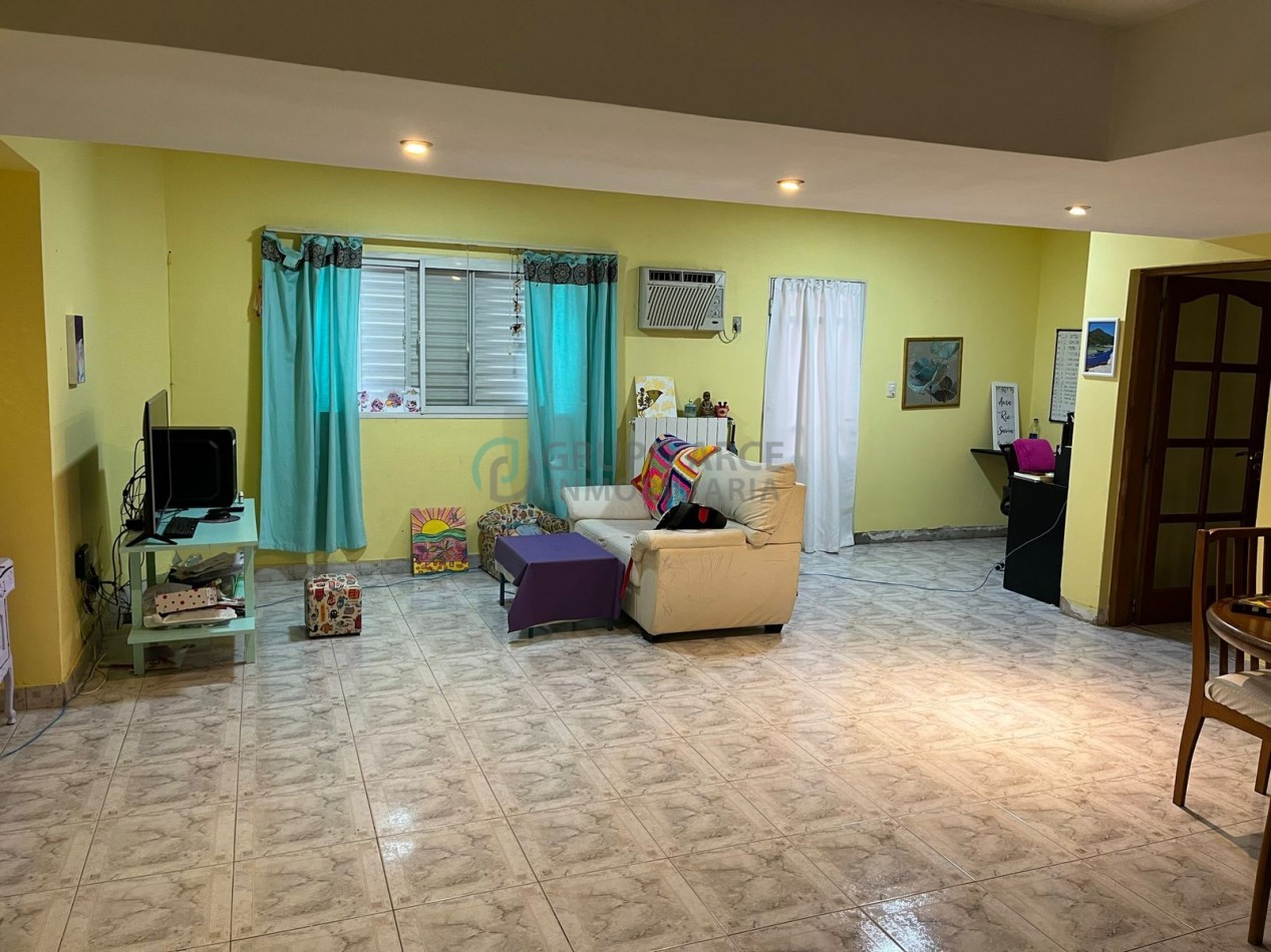 Casa + 2 locales a la VENTA pleno centro Galvez
