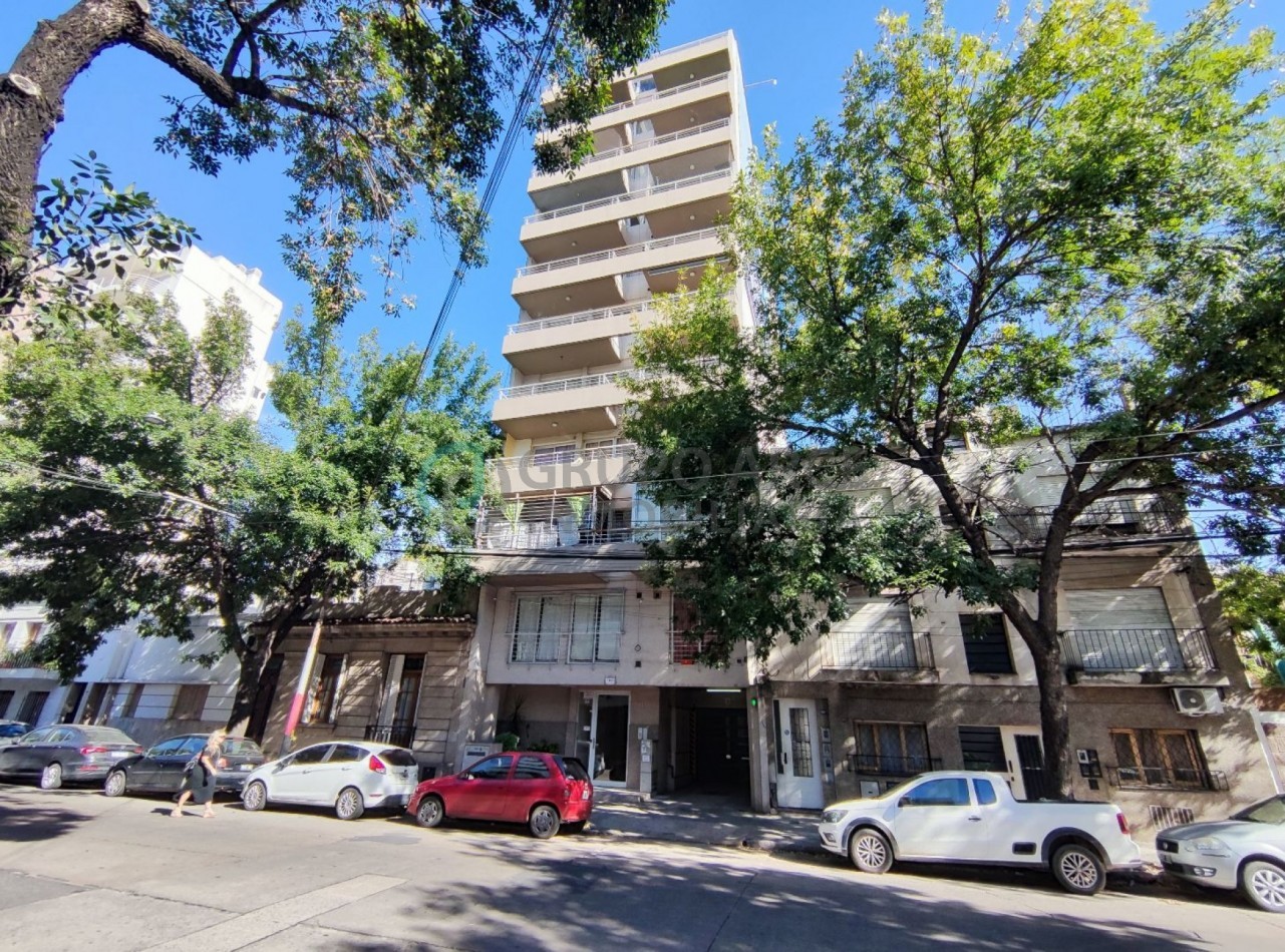 Venta departamento de 1 dormitorio contrafrente en Lourdes