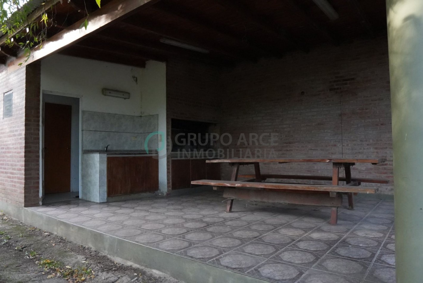 Casa con amplio terreno y quincho en Barrio Comipini - Arocena