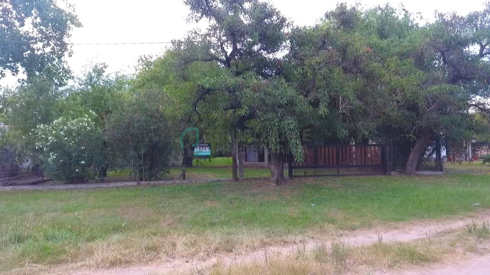 Casa con amplio terreno y quincho en Barrio Comipini - Arocena