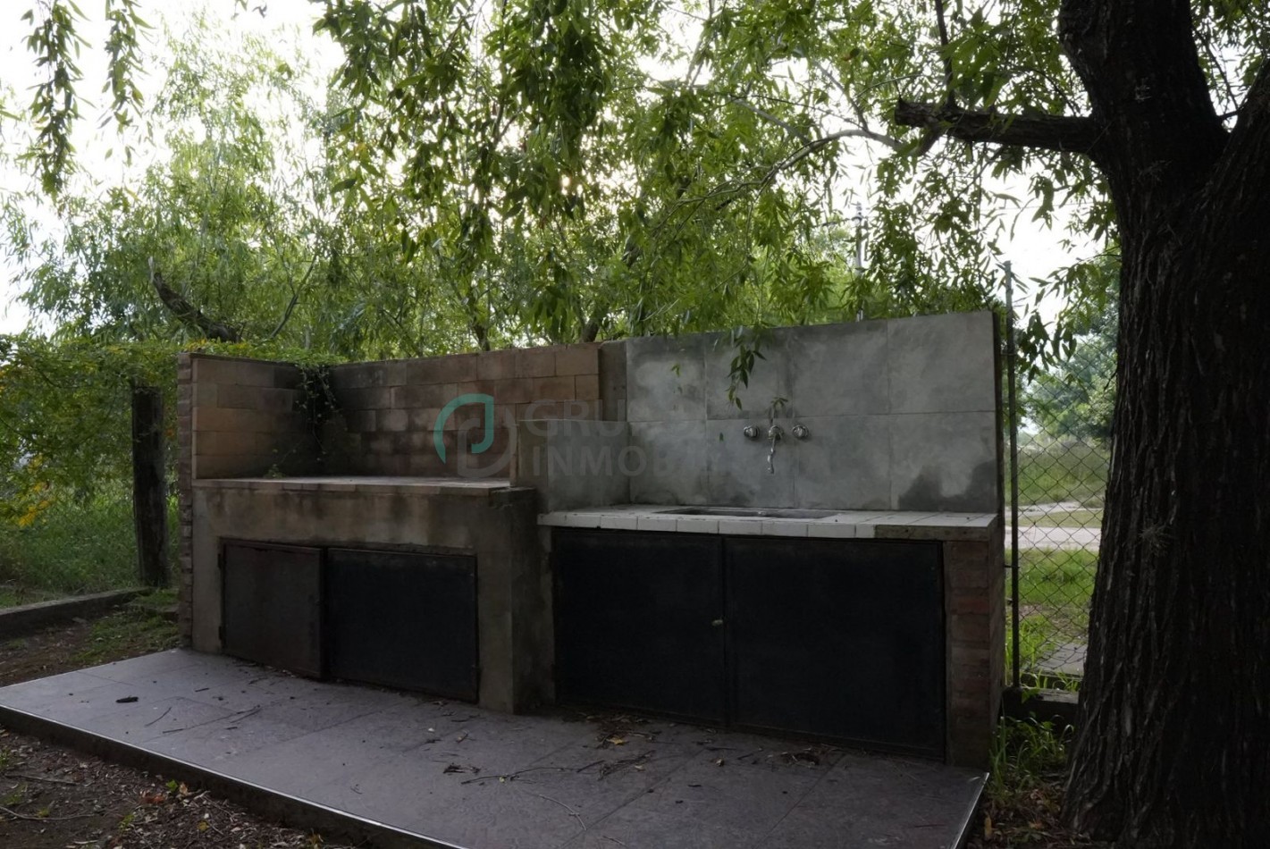 Casa con amplio terreno y quincho en Barrio Comipini - Arocena